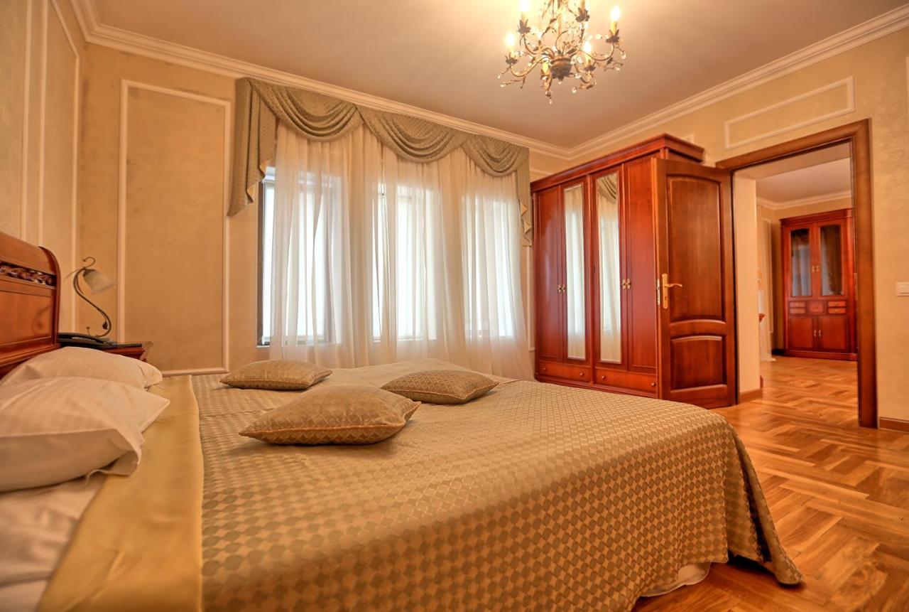 Ritsa Hotel Sukhumi Bagian luar foto