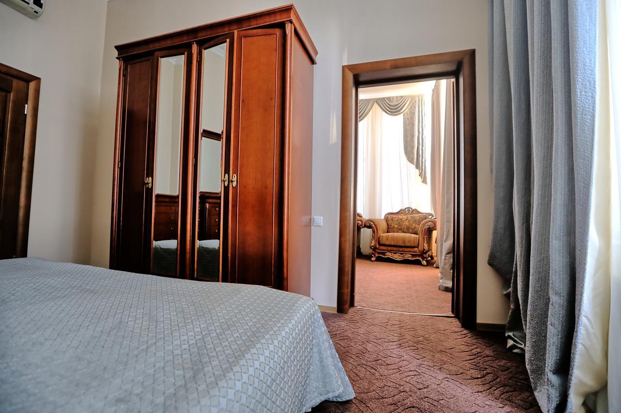 Ritsa Hotel Sukhumi Bagian luar foto