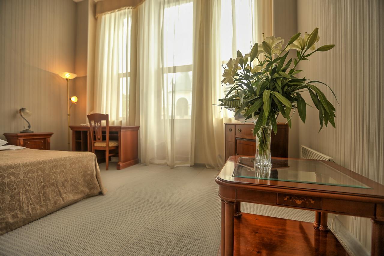 Ritsa Hotel Sukhumi Bagian luar foto
