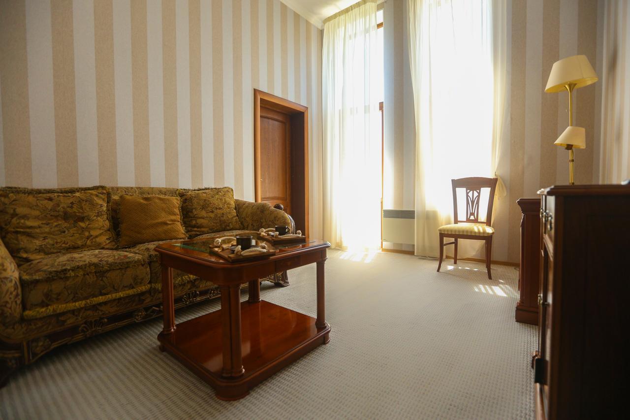 Ritsa Hotel Sukhumi Bagian luar foto